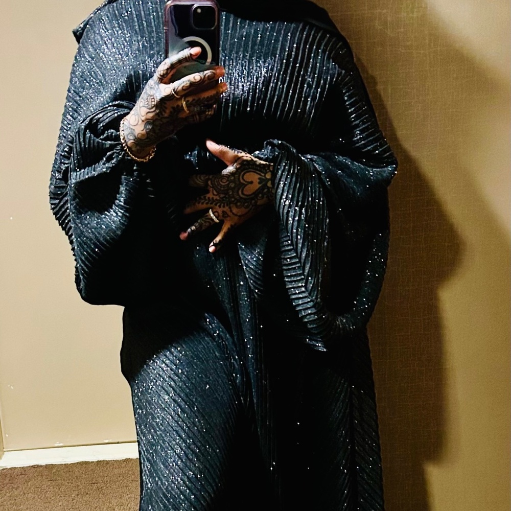 Black Glitter Pleated Abaya with Matching Hijab – Elegant Modest Evening Wear